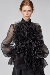 2026-Inverno-Auburn-Model-in-Black-Ruffles